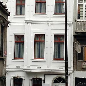 Studio met een King Size Bed in een Bijgebouw